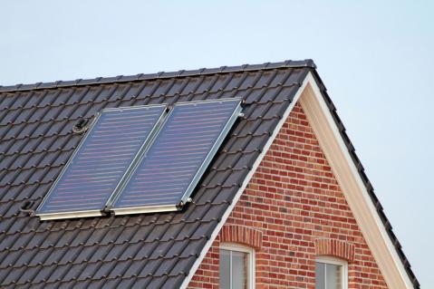 Solarthermieanlage auf einem Hausdauch