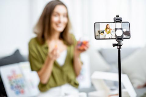 Influencerin mit Smartphone-Kamera