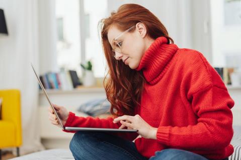 Junge Frau mit Laptop