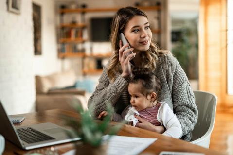 Junge Mutter mit Kinder am Telefon