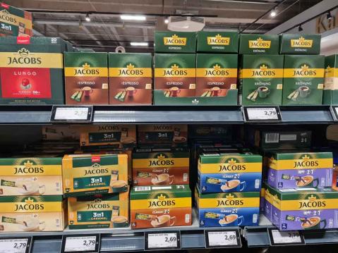 Mogelpackung: Kaffesticks von Jacobs im Supermarktregal