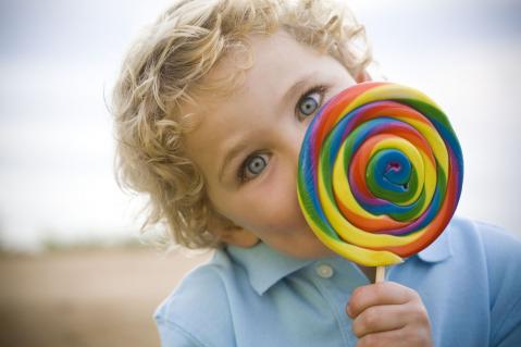 Kind mit buntem Lolli