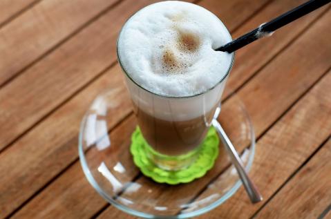 Latte macchiato im Glas