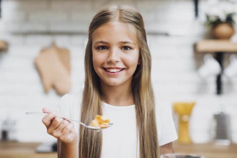 Mädchen mit Löffel in der Hand