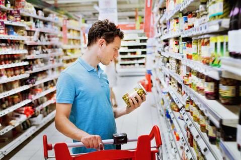 Mann mit Glas im Supermarkt