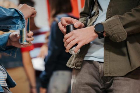 Menschen mit Dose in der Hand
