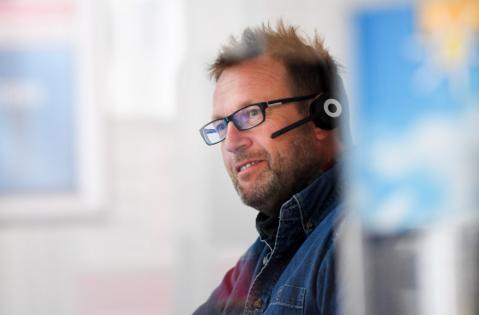 Mitarbeiter der Verbraucherzentrale mit Headset