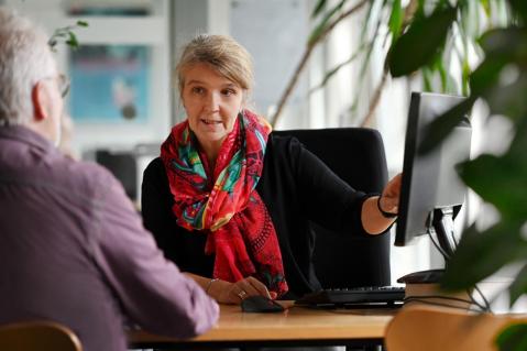 Mitarbeiterin der Verbraucherzentrale in der Beratung