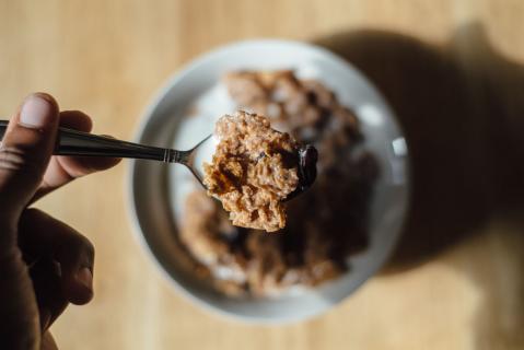 Müsli in Schale mit Milch