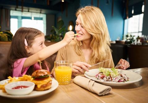 Mutter und Tochter essen im Restaurant