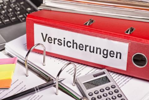 Roter Ordner mit Aufschrift Versicherungen