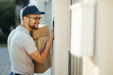 Paketzusteller klingelt an Haustür