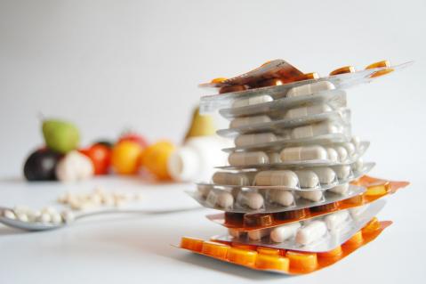 Stapel von Tablettenpackungen auf einem Tisch