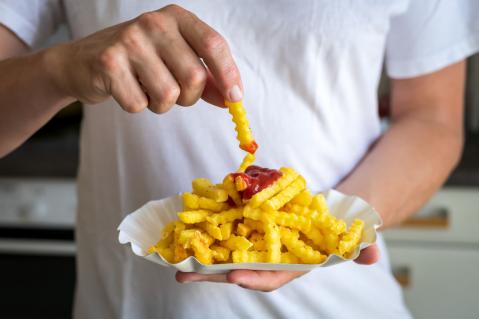 Pommes mit Ketchup in Schale