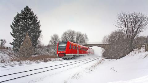 Zug in Landschaft mit Schnee