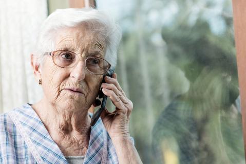 Rentnerin telefoniert