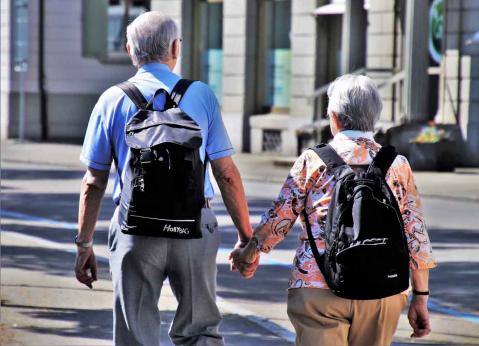 Rentnerpaar zu Fuß unterwegs