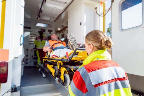 Rettungswagen im Einsatz mit Rettungssanitäterin