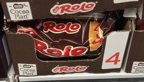 Schokolade Rolo von Nestlé im Supermarktregal