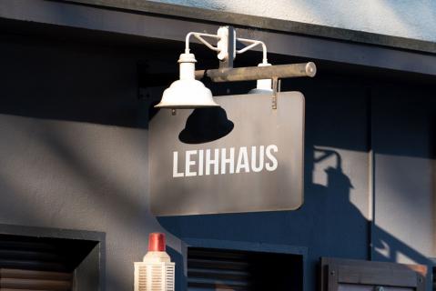 Schild an Pfandleihhaus