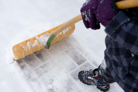 Person schiebt Schnee