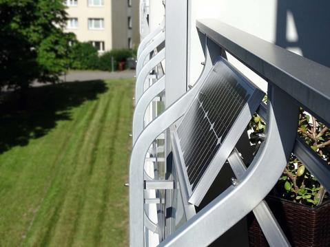 Stecker-Solargerät am Balkon