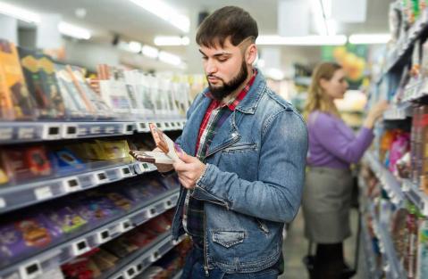 Verbraucher am Schokoladenregal im Supermarkt