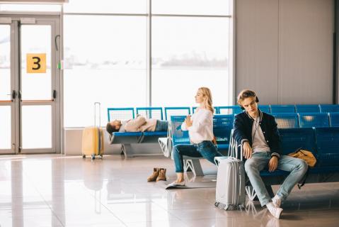 Warten im Terminal am Flughafen