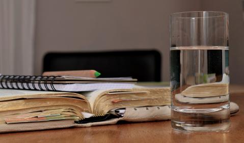 Wasserglas mit Büchern