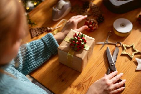 Weihnachtspäckchen mit Schleife