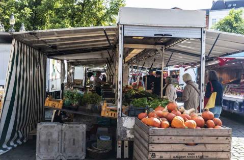 Verkaufsstand mit Obst und Gemüse auf einem Wochenmarkt in Hamburg