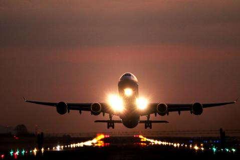 Flugzeug am Abend