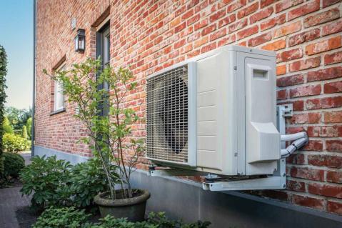Wärmepumpe an einer Hausfassade mit Klinkersteinen
