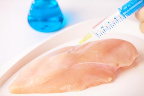 Hähnchenfleisch mit Spritze