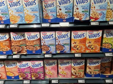 Shrinkflation: Supermarktregal mit Vitalis Müsli von Dr. Oetker