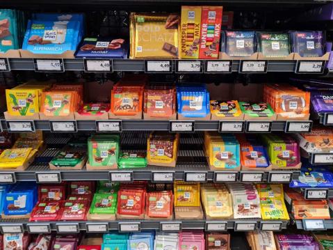 Schokolade von Ritter Sport im Supermarktregal