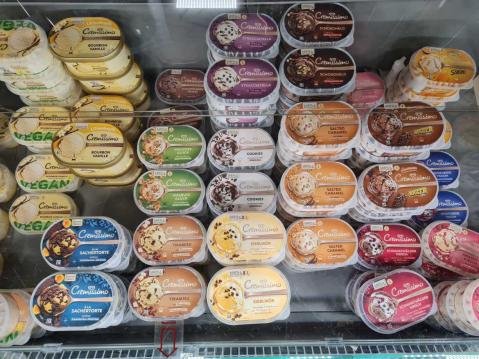 Eistruhe mit Cremissimo-Eis