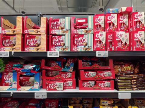 Supermarktregal mit Kitkat-Produkten