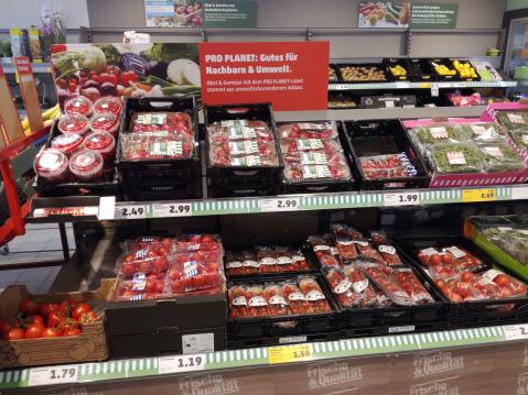 Obst und Gemüse in Plastik: Tomaten in einer Penny-Filiale