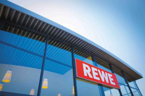 Einkaufsmarkt mit Logo von Rewe an der Fassade