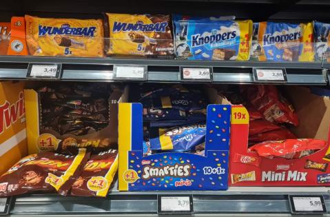 Mogelpackung: Kitkat, Smarties und Lion von Nestlé im Regal