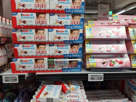 Regal im Supermarkt mit Schokolade der Marken Yogurette und Kinderschokolade