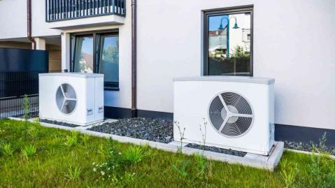 Wärmepumpen vor einer Hausfassade