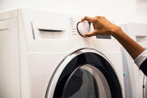 Hand bedient weiße Waschmaschine 