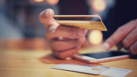 Mann zahlt online per Kreditkarte