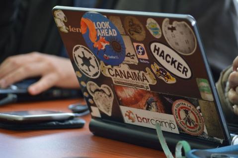Mit Stickern beklebter Laptop