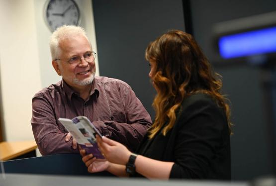 Verbraucherzentrale Hamburg: Gespräch im Infozentrum der Verbraucherzentrale Hamburg