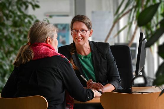 Mitarbeiterin der Verbraucherzentrale bei der Beratung